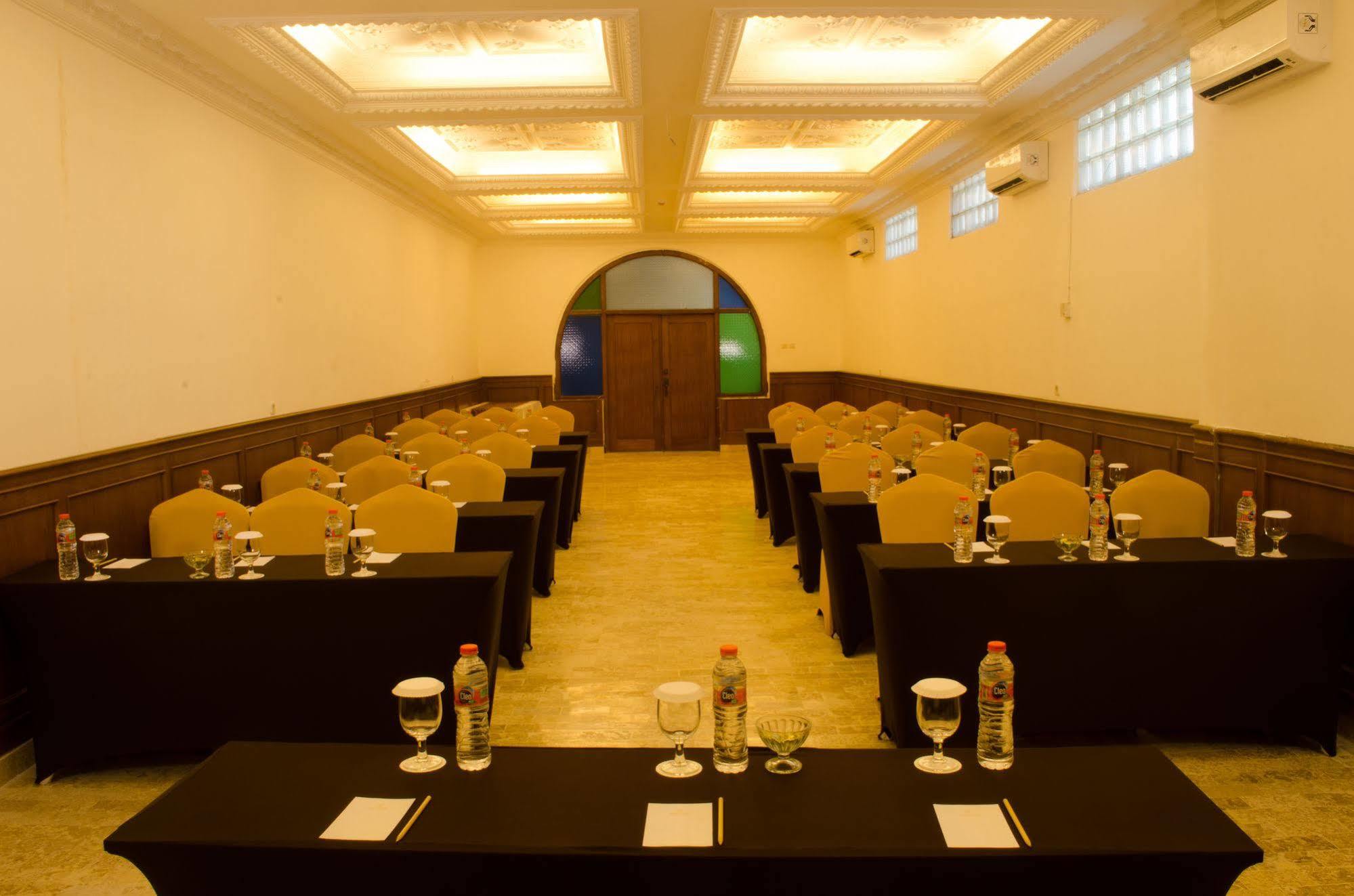 D'Salvatore Boutique Hotel Yogyakarta Maguwo Экстерьер фото